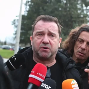 Δίκη για τα Τέμπη – Νίκος Πλακιάς: «Σήμερα μπάζωσαν και τα υπόλοιπα μέλη της οικογένειας μας»