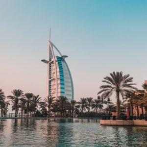 Άδειασε το Ντουμπάι λόγω του πολέμου στο Ιράν: Εικόνες χωρίς τουρίστες, με άδειες αγορές, καφέ και παραλίες