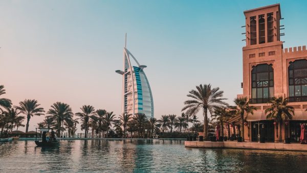 Άδειασε το Ντουμπάι λόγω του πολέμου στο Ιράν: Εικόνες χωρίς τουρίστες, με άδειες αγορές, καφέ και παραλίες