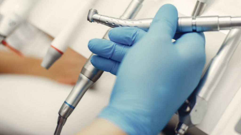 Περιοδοντολογικό ιατρείο στη Λαμία ζητά βοηθό οδοντιάτρου