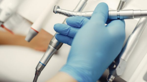 Περιοδοντολογικό ιατρείο στη Λαμία ζητά βοηθό οδοντιάτρου