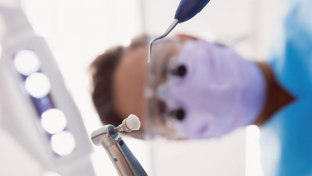 Έξι καθημερινές συνήθειες που κιτρινίζουν τα δόντια – Τι να αποφύγεις