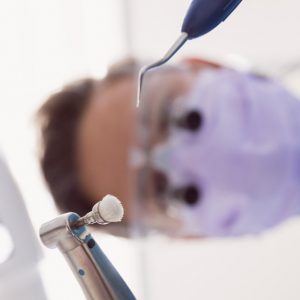 Έξι καθημερινές συνήθειες που κιτρινίζουν τα δόντια – Τι να αποφύγεις