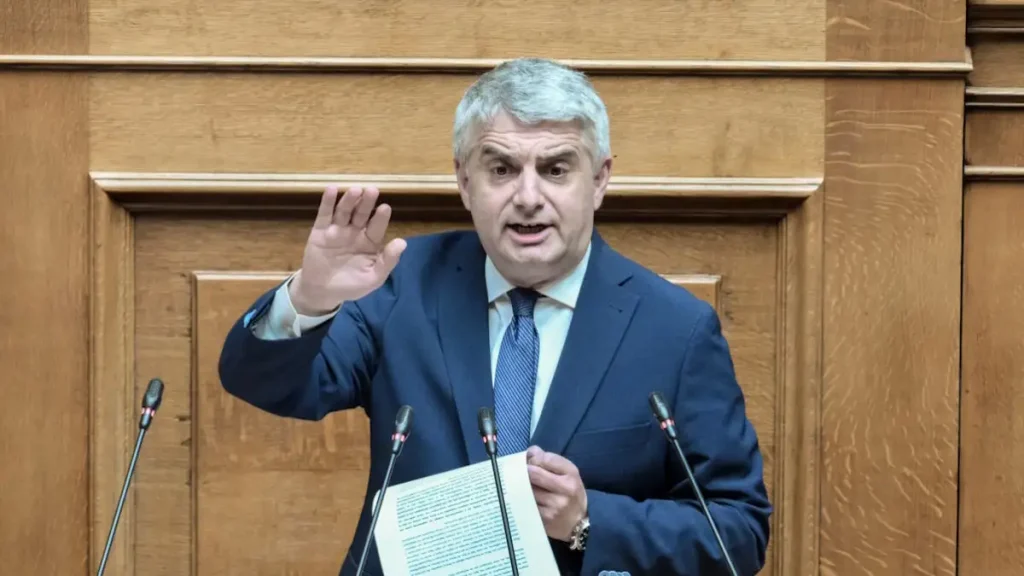 Ο Οδυσσέας Κωνσταντινόπουλος παραδίδει την έδρα του μετά τη διαγραφή του από το ΠΑΣΟΚ