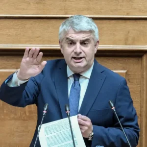 Ο Οδυσσέας Κωνσταντινόπουλος παραδίδει την έδρα του μετά τη διαγραφή του από το ΠΑΣΟΚ