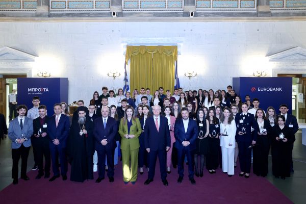 Μπροστά για την Παιδεία:Η Eurobank βράβευσε τους «Πρώτους των Πρώτων» παρουσία του Προέδρου της Δημοκρατίας