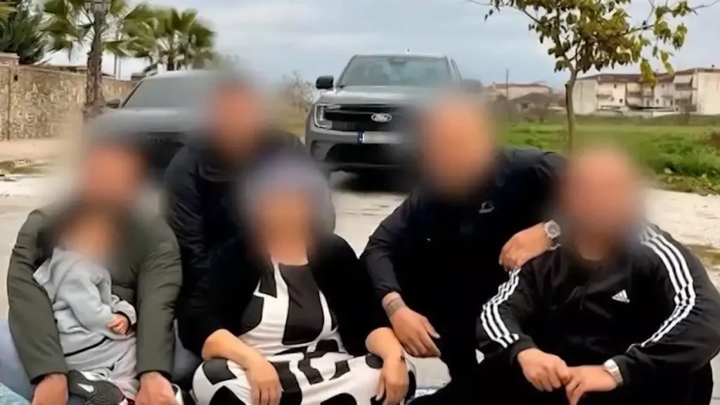 Για απάτες πολλών χιλιάδων ευρώ, τοκογλυφίες, όπλα και απειλές κατηγορούνται τα 4 αδέρφια Ρομά – «Μου πούλησαν λίρες και πήρα 20λεπτα»