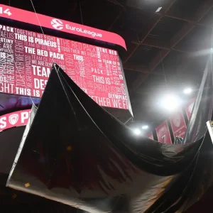 Ολυμπιακός – Φενερμπαχτσέ: Οι Τούρκοι έντυσαν με αδιάβροχο τη μασκότ για να τρολάρουν τους Πειραιώτες για το εξ’ αναβολής παιχνίδι της Euroleague