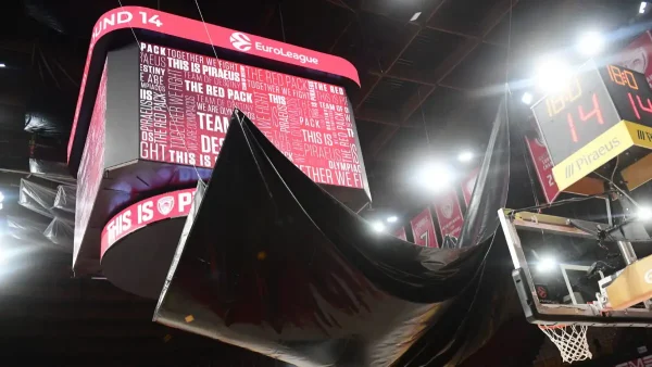 Ολυμπιακός – Φενερμπαχτσέ: Οι Τούρκοι έντυσαν με αδιάβροχο τη μασκότ για να τρολάρουν τους Πειραιώτες για το εξ’ αναβολής παιχνίδι της Euroleague