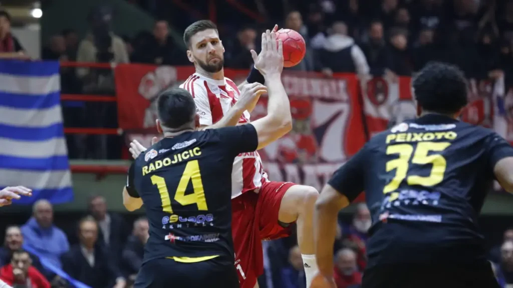 Ολυμπιακός – ΑΕΚ 32-26: Οι ερυθρόλευκοι πήραν το ντέρμπι της Handball Premier και έβαλαν «φωτιά» στη βαθμολογία