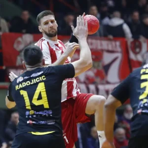 Ολυμπιακός – ΑΕΚ 32-26: Οι ερυθρόλευκοι πήραν το ντέρμπι της Handball Premier και έβαλαν «φωτιά» στη βαθμολογία