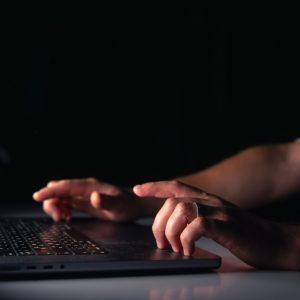 Συνελήφθη για πορνογραφία ανηλίκων 15χρονος στην Πεύκη που ανάρτησε παραποιημένη φωτογραφία ανήλικης στα κοινωνικά δίκτυα