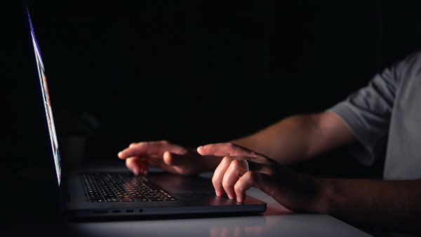 Στην ανακρίτρια ο συνταξιούχος μαιευτήρας που συνελήφθη στην Πάτρα για παιδική πορνογραφία - Είχε και γυμνές φωτογραφίες των εγγονιών του