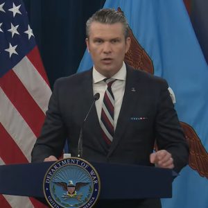 Χέγκσεθ: «Δεν μας ανησυχούν» οι πληροφορίες ότι η Ρωσία ενημερώνει το Ιράν για πιθανούς στόχους των ΗΠΑ στη Μέση Ανατολή