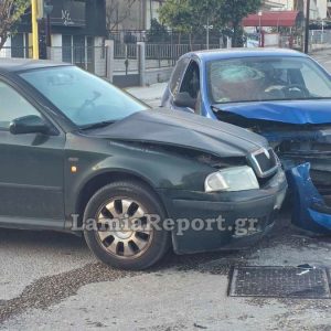 Λαμία: Τροχαίο σε «γνωστή» διασταύρωση της πόλης - Δείτε εικόνες