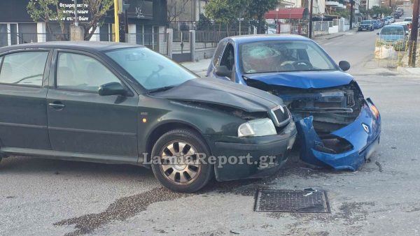 Λαμία: Τροχαίο σε «γνωστή» διασταύρωση της πόλης - Δείτε εικόνες