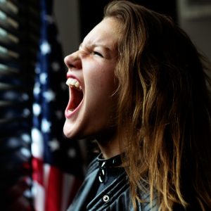 Βρίζεις; Μιλάς στον εαυτό σου; Είσαι ευφυής - Τι λένε ψυχολόγοι