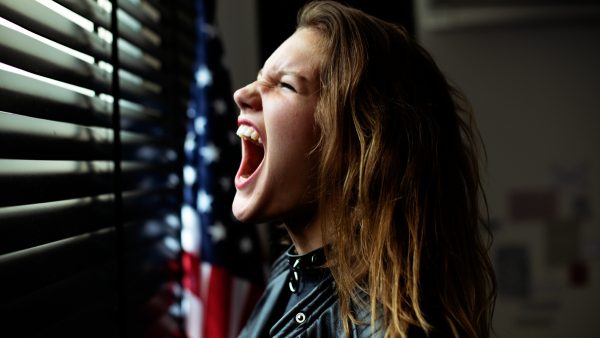 Βρίζεις; Μιλάς στον εαυτό σου; Είσαι ευφυής - Τι λένε ψυχολόγοι