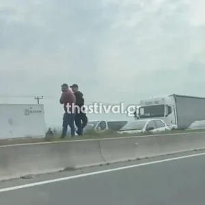 Φορτηγό τυλίχθηκε στις φλόγες στην ΕΟ Θεσσαλονίκης – Σερρών και προκάλεσε κυκλοφοριακό χάος