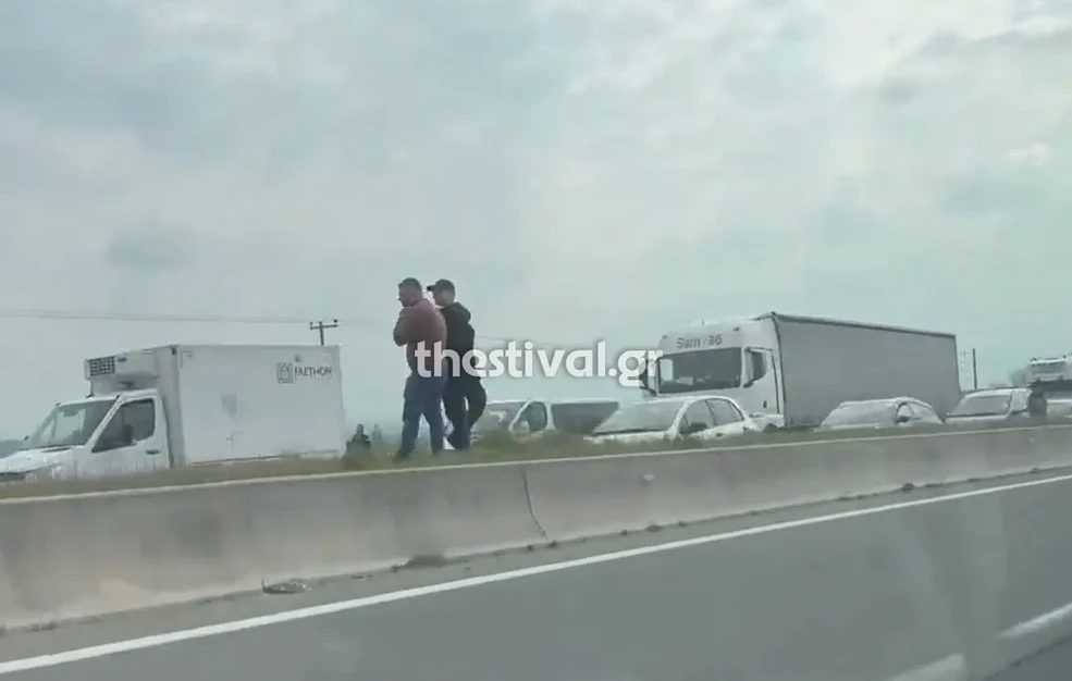 Φορτηγό τυλίχθηκε στις φλόγες στην ΕΟ Θεσσαλονίκης – Σερρών και προκάλεσε κυκλοφοριακό χάος