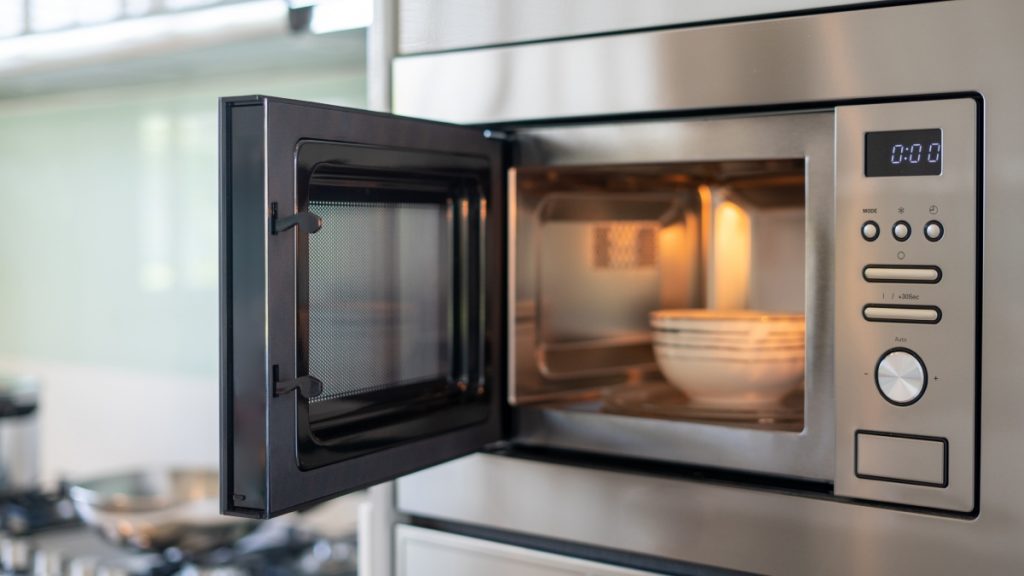 Πόσο «αθώο» είναι το φαγητό στα μικροκύματα; Νέα μελέτη δείχνει τι συμβαίνει μέσα σε 5′