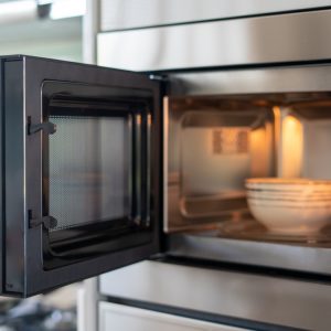 Πόσο «αθώο» είναι το φαγητό στα μικροκύματα; Νέα μελέτη δείχνει τι συμβαίνει μέσα σε 5′