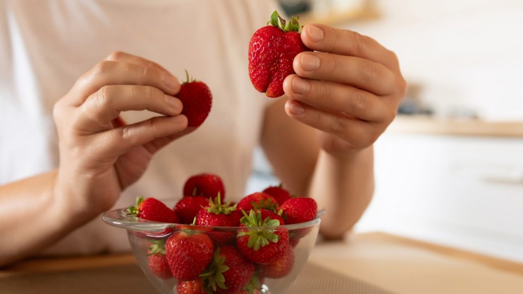 Tρόφιμα γεμάτα φυτοφάρμακα και μικροπλαστικά μας επιβαρύνουν «σιωπηλά» σύμφωνα με γιατρό του Χάρβαρντ
