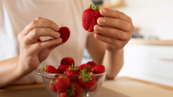 Tρόφιμα γεμάτα φυτοφάρμακα και μικροπλαστικά μας επιβαρύνουν «σιωπηλά» σύμφωνα με γιατρό του Χάρβαρντ