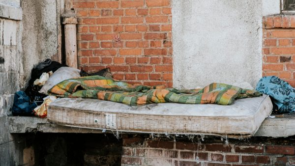 Στοιχεία-σοκ από την ΕΛΣΤΑΤ: 896.000 νοικοκυριά στην Ελλάδα στο όριο της φτώχειας