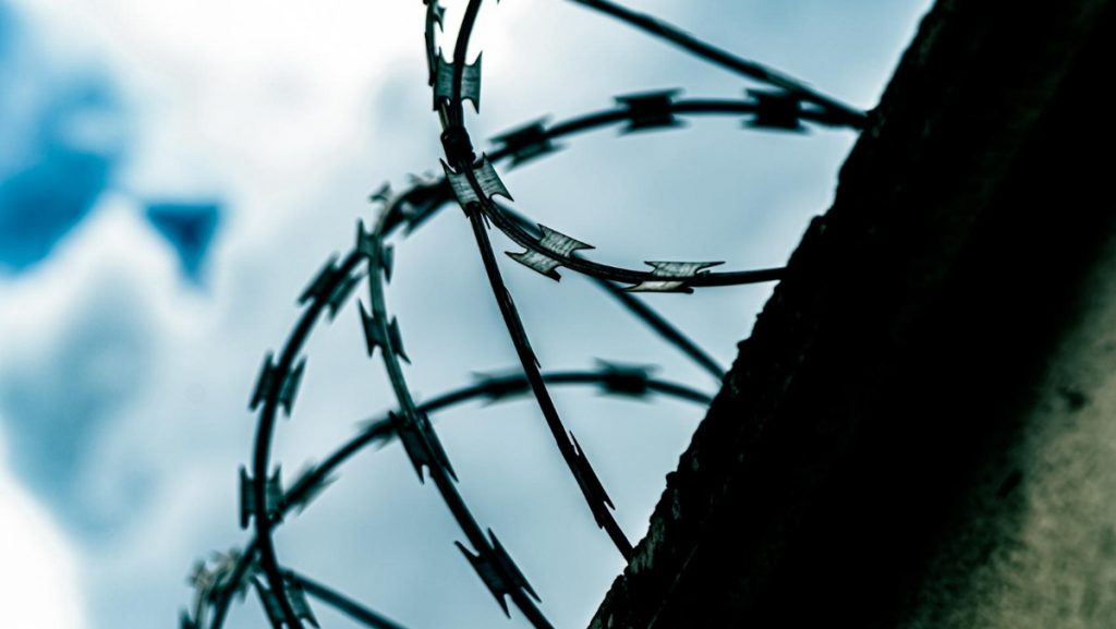 Ρώσος, μη μπορώντας να βρει δουλειά, αποφασίζει να πάει φυλακή για να επιβιώσει!