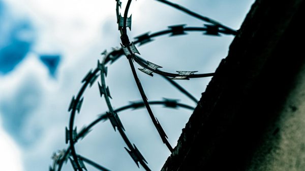 Ρώσος, μη μπορώντας να βρει δουλειά, αποφασίζει να πάει φυλακή για να επιβιώσει!