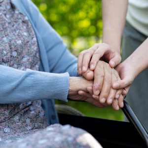 Ζητείται εσωτερική γυναίκα για φύλαξη ηλικιωμένης και οικιακές εργασίες στο Κωσταλέξι