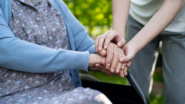 Ζητείται εσωτερική γυναίκα για φύλαξη ηλικιωμένης και οικιακές εργασίες στο Κωσταλέξι