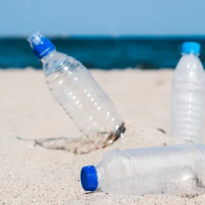 Μετατρέπουν πλαστικά μπουκάλια σε φάρμακο για το Πάρκινσον - Πώς λειτουργεί η πρωτοποριακή μέθοδος