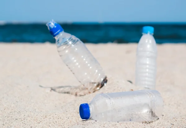 Μετατρέπουν πλαστικά μπουκάλια σε φάρμακο για το Πάρκινσον - Πώς λειτουργεί η πρωτοποριακή μέθοδος