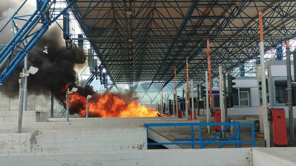 Αυτοκίνητο πήρε φωτιά την ώρα που βρισκόταν στα διόδια της Τραγάνας!