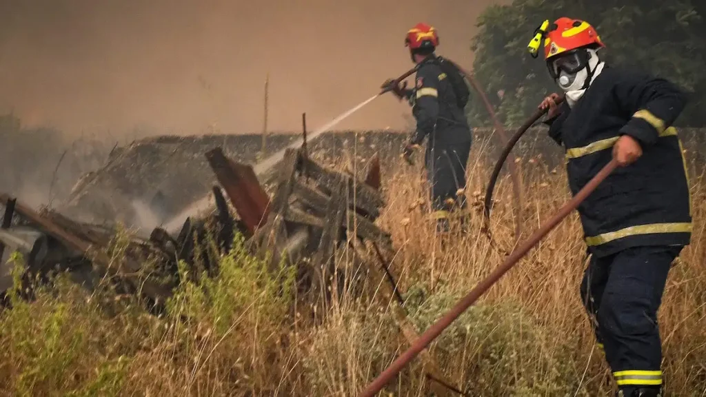 Φωτιά στη Σητεία, 15 πυροσβέστες και 2 ομάδες δασοκομάντο στη μάχη με τις φλόγες