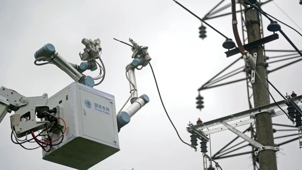 Ρομπότ ηλεκτρολόγος στην Κίνα: Επισκεύασε επιτυχώς γραμμή ρεύματος 10kV (video)