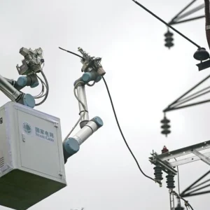 Ρομπότ ηλεκτρολόγος στην Κίνα: Επισκεύασε επιτυχώς γραμμή ρεύματος 10kV (video)