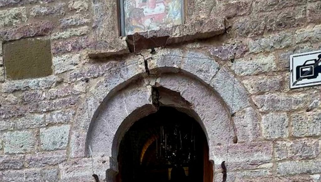 Σοβαρές ζημιές στην Ιερά Μονή Σπηλιάς στα Άγραφα από το σεισμό των 4,8 Ρίχτερ