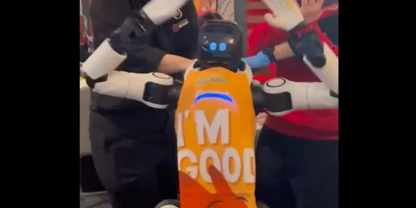 Ρομπότ μεράκλωσε σε εστιατόριο, άρχισε να χορεύει και πέταγε choptsticks - Δεν μπορούσαν να το κουμαντάρουν! (ΒΙΝΤΕΟ)