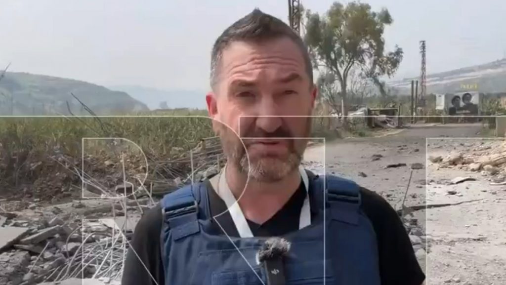 Δείτε συγκλονιστικό βίντεο: Η στιγμή που πύραυλος του Ισραήλ πέφτει δίπλα σε Ρώσο δημοσιογράφο στο νότιο Λίβανο