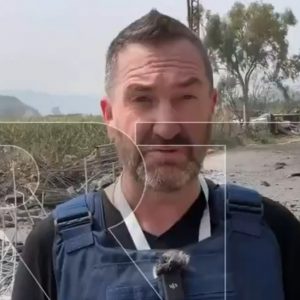 Δείτε συγκλονιστικό βίντεο: Η στιγμή που πύραυλος του Ισραήλ πέφτει δίπλα σε Ρώσο δημοσιογράφο στο νότιο Λίβανο