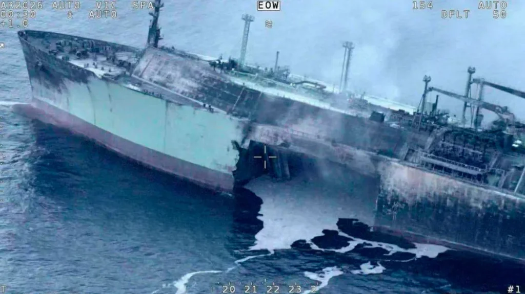 Άνοιξε στα δύο δεξαμενόπλοιο που μετέφερε LNG στη Μεσόγειο, η Ρωσία κατηγορεί την Ουκρανία για επίθεση με drone