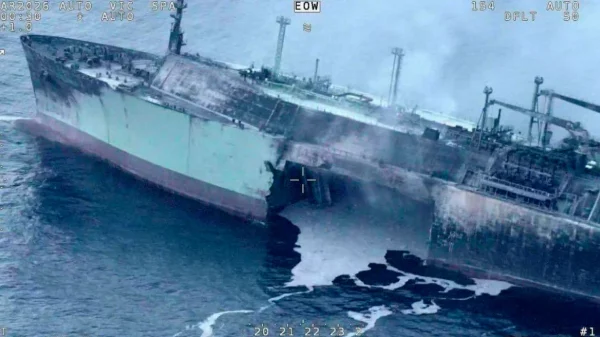 Άνοιξε στα δύο δεξαμενόπλοιο που μετέφερε LNG στη Μεσόγειο, η Ρωσία κατηγορεί την Ουκρανία για επίθεση με drone