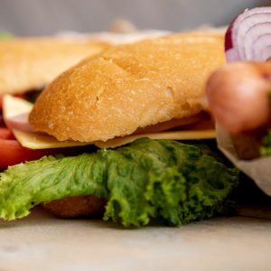 Υπεύθυνος κυλικείου επιτέθηκε σε Διευθυντή Σχολείου επειδή του ζήτησε δωρεάν γεύματα για παιδιά ευάλωτων οικογενειών