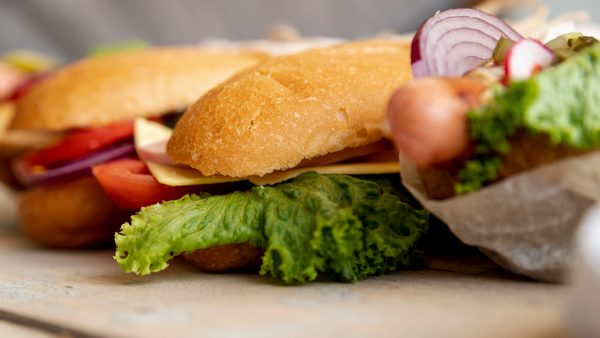 Υπεύθυνος κυλικείου επιτέθηκε σε Διευθυντή Σχολείου επειδή του ζήτησε δωρεάν γεύματα για παιδιά ευάλωτων οικογενειών