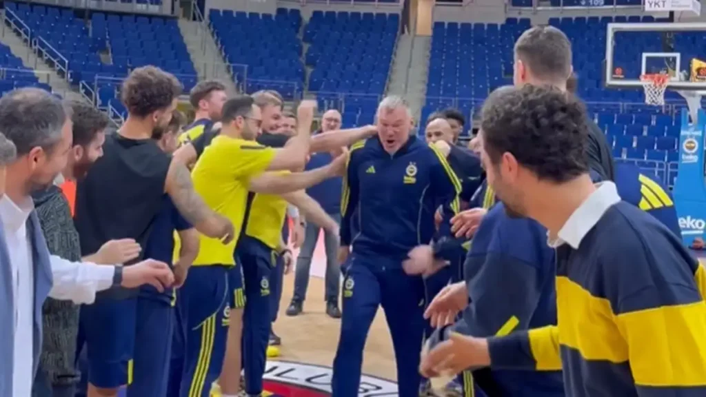 Ο Σαρούνας Γιασικεβίτσιους δέχθηκε «σφαλιάρες» από τους παίκτες του για τα γενέθλιά του