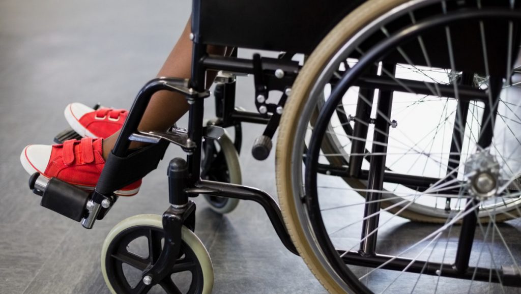 Μητέρα καταγγέλλει διευθύντρια σχολείου για περιθωριοποίηση της ΑμεΑ κόρης της: «Δεν την αφήνει να βγει στο προαύλιο»