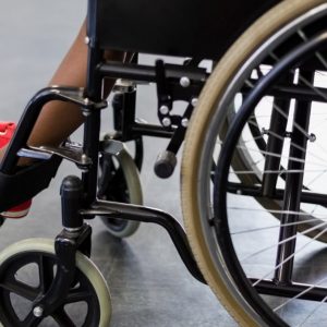 Μητέρα καταγγέλλει διευθύντρια σχολείου για περιθωριοποίηση της ΑμεΑ κόρης της: «Δεν την αφήνει να βγει στο προαύλιο»